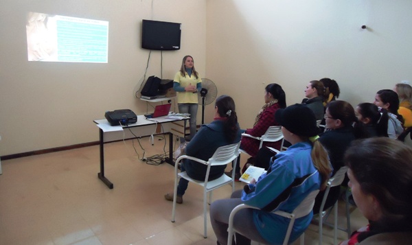 Grupo de Gestantes Recebe Orientação de Fisioterapeuta